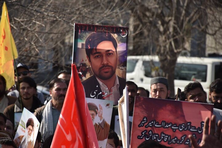 Informe fotográfico | Miles se manifiestan en la capital de Pakistán tras el atentado suicida en la mezquita Hazrat Khadija