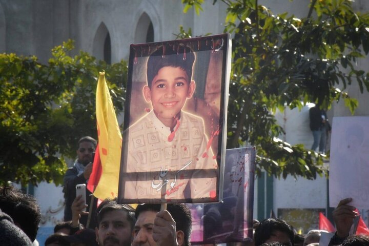 Informe fotográfico | Miles se manifiestan en la capital de Pakistán tras el atentado suicida en la mezquita Hazrat Khadija