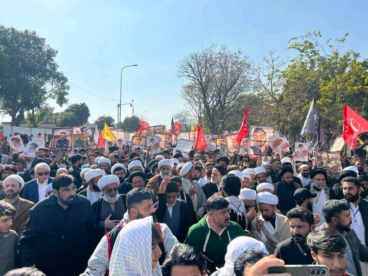 Informe fotográfico | Miles se manifiestan en la capital de Pakistán tras el atentado suicida en la mezquita Hazrat Khadija