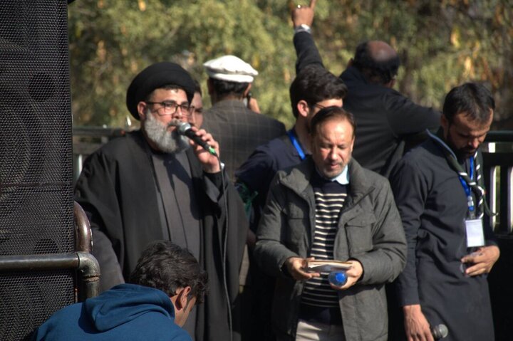 Informe fotográfico | Miles se manifiestan en la capital de Pakistán tras el atentado suicida en la mezquita Hazrat Khadija