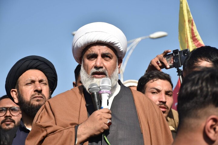 Informe fotográfico | Miles se manifiestan en la capital de Pakistán tras el atentado suicida en la mezquita Hazrat Khadija