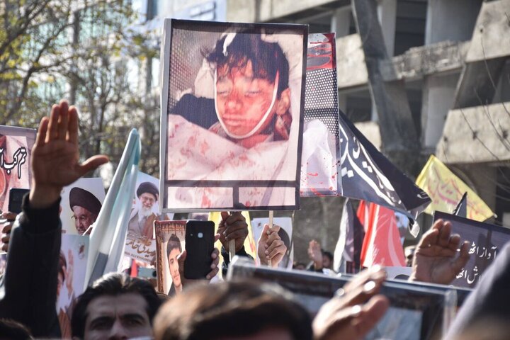 Informe fotográfico | Miles se manifiestan en la capital de Pakistán tras el atentado suicida en la mezquita Hazrat Khadija