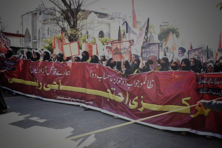 Informe fotográfico | Miles se manifiestan en la capital de Pakistán tras el atentado suicida en la mezquita Hazrat Khadija