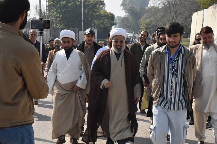Informe fotográfico | Miles se manifiestan en la capital de Pakistán tras el atentado suicida en la mezquita Hazrat Khadija