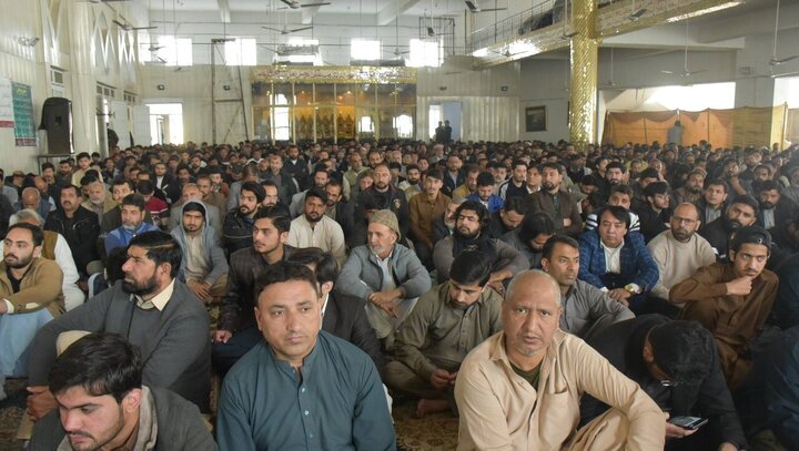 Informe fotográfico | Miles se manifiestan en la capital de Pakistán tras el atentado suicida en la mezquita Hazrat Khadija