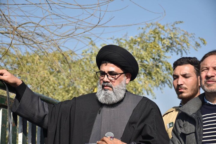 Informe fotográfico | Miles se manifiestan en la capital de Pakistán tras el atentado suicida en la mezquita Hazrat Khadija