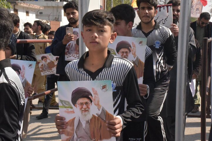 Informe fotográfico | Miles se manifiestan en la capital de Pakistán tras el atentado suicida en la mezquita Hazrat Khadija