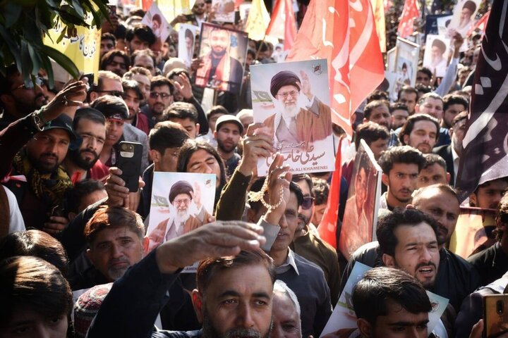 Informe fotográfico | Miles se manifiestan en la capital de Pakistán tras el atentado suicida en la mezquita Hazrat Khadija