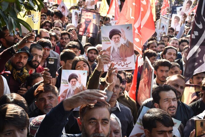 Informe fotográfico | Miles se manifiestan en la capital de Pakistán tras el atentado suicida en la mezquita Hazrat Khadija