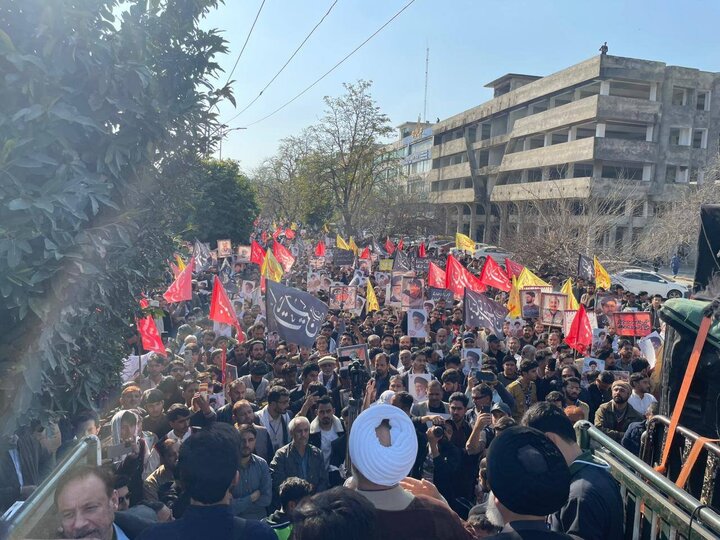 Informe fotográfico | Miles se manifiestan en la capital de Pakistán tras el atentado suicida en la mezquita Hazrat Khadija