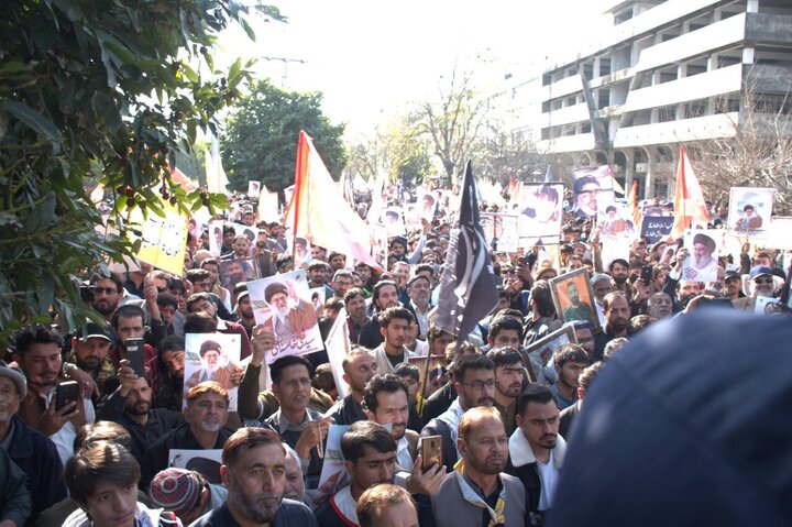 Informe fotográfico | Miles se manifiestan en la capital de Pakistán tras el atentado suicida en la mezquita Hazrat Khadija