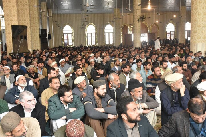 Informe fotográfico | Miles se manifiestan en la capital de Pakistán tras el atentado suicida en la mezquita Hazrat Khadija