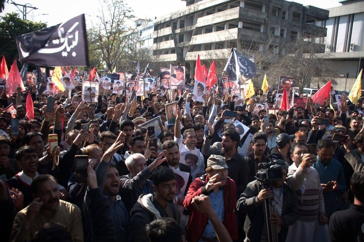Informe fotográfico | Miles se manifiestan en la capital de Pakistán tras el atentado suicida en la mezquita Hazrat Khadija