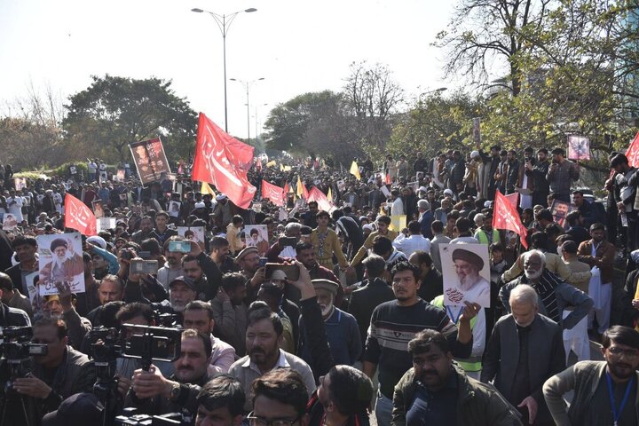 Informe fotográfico | Miles se manifiestan en la capital de Pakistán tras el atentado suicida en la mezquita Hazrat Khadija