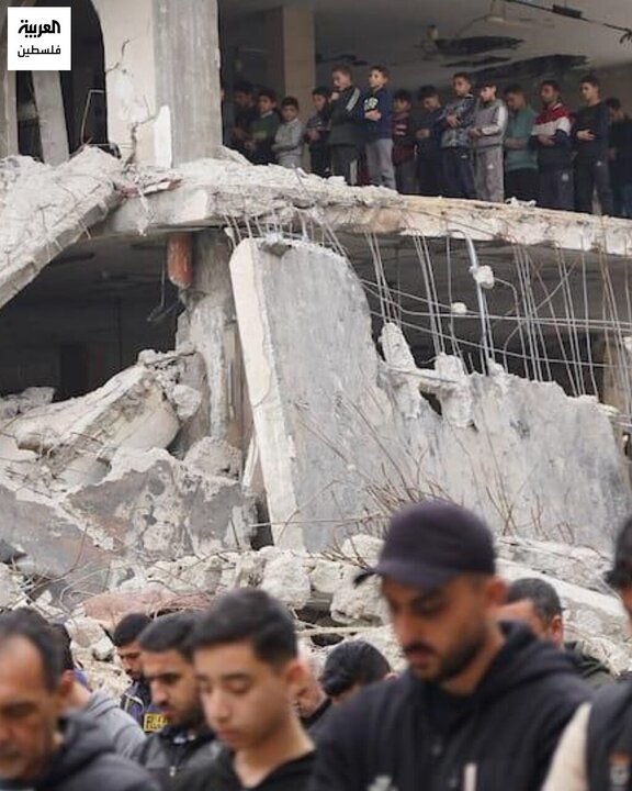 Informe fotográfico | Palestinos realizan la oración del viernes sobre las ruinas de la destruida mezquita Al-Kanz en Gaza