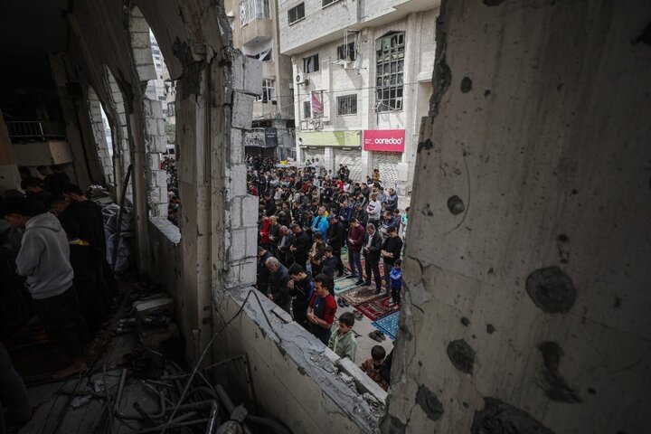 Informe fotográfico | Palestinos realizan la oración del viernes sobre las ruinas de la destruida mezquita Al-Kanz en Gaza
