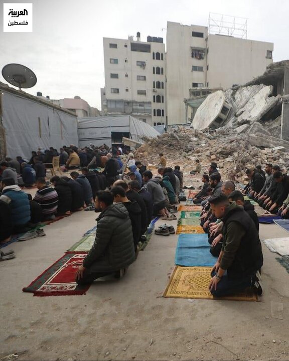 Informe fotográfico | Palestinos realizan la oración del viernes sobre las ruinas de la destruida mezquita Al-Kanz en Gaza