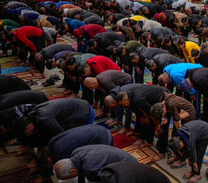 Informe fotográfico | Palestinos realizan la oración del viernes sobre las ruinas de la destruida mezquita Al-Kanz en Gaza