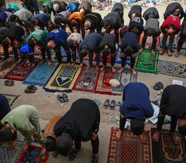 Informe fotográfico | Palestinos realizan la oración del viernes sobre las ruinas de la destruida mezquita Al-Kanz en Gaza