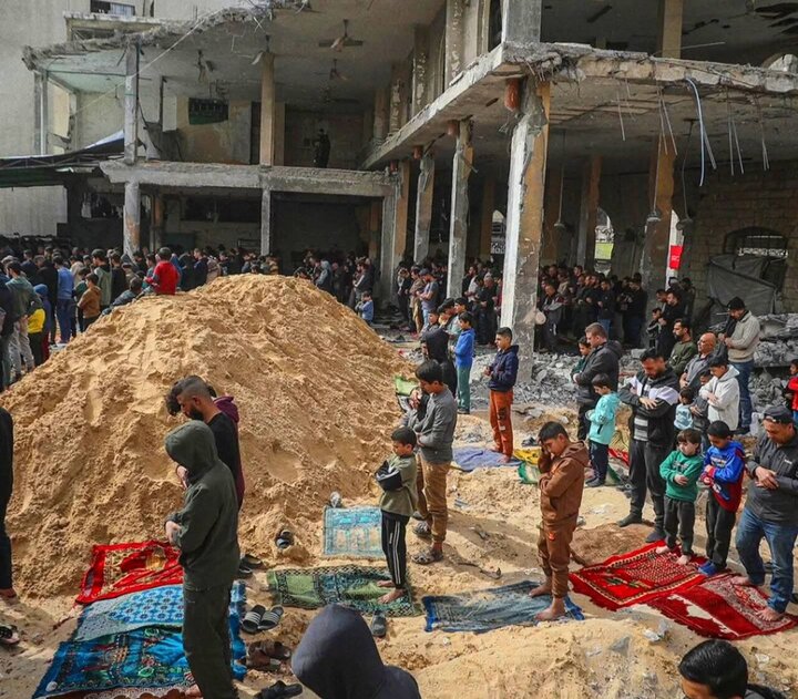 Informe fotográfico | Palestinos realizan la oración del viernes sobre las ruinas de la destruida mezquita Al-Kanz en Gaza