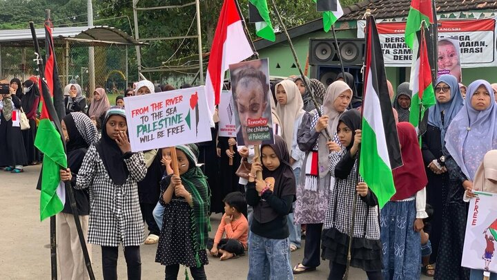 Informe fotográfico | Seguidores de Ahlul Bayt se manifiestan en Jepara, Indonesia, en apoyo a Palestina y expresando respaldo a Irán