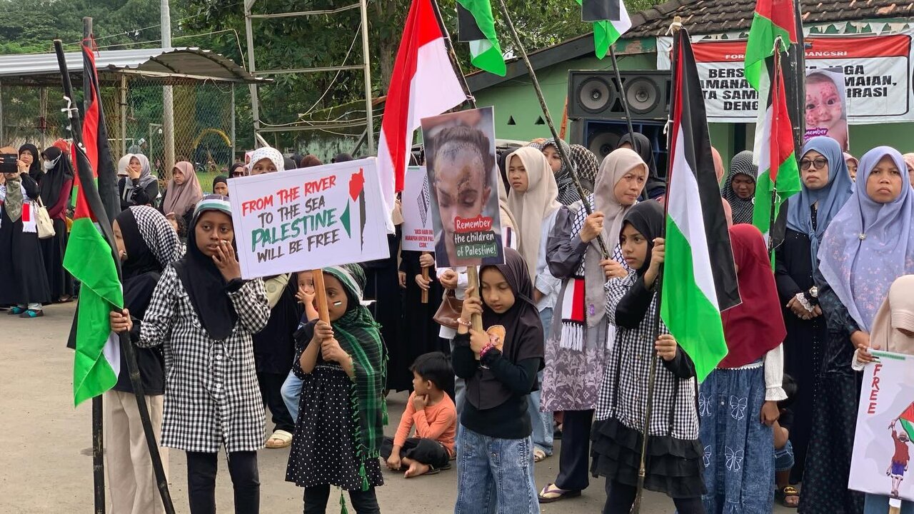 Informe fotográfico | Seguidores de Ahlul Bayt se manifiestan en Jepara, Indonesia, en apoyo a Palestina y expresando respaldo a Irán