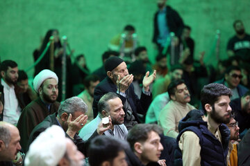 تصاویر | مناجات شبانه زائران حرم بانوی کرامت در «شب‌های بندگی»