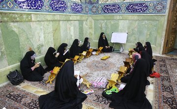 برپایی محافل قرآنی ویژه عرب‌زبانان و اردوزبانان در حرم بانوی کرامت