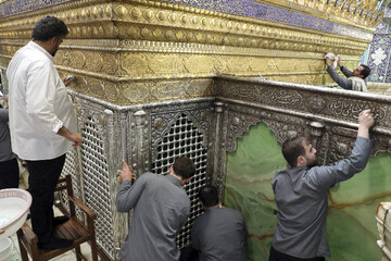 تنظیف مضجع شریف حرم حضرت معصومه(س)
