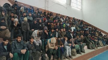 نجات ۳۰۰ مهاجر افغانستانی گرفتار در مرز تایباد
