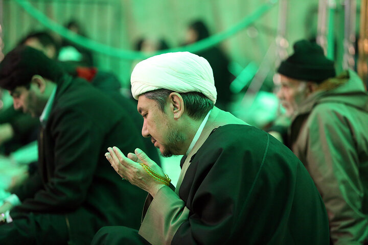 مناجات شبانه زائران حرم بانوی کرامت در «شب‌های بندگی»