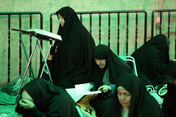 مناجات شبانه زائران حرم بانوی کرامت در «شب‌های بندگی»