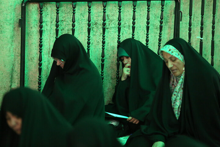 مناجات شبانه زائران حرم بانوی کرامت در «شب‌های بندگی»