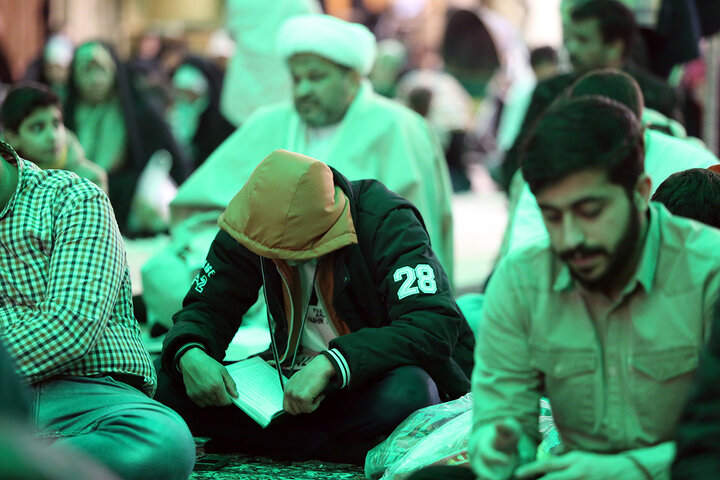 مناجات شبانه زائران حرم بانوی کرامت در «شب‌های بندگی»