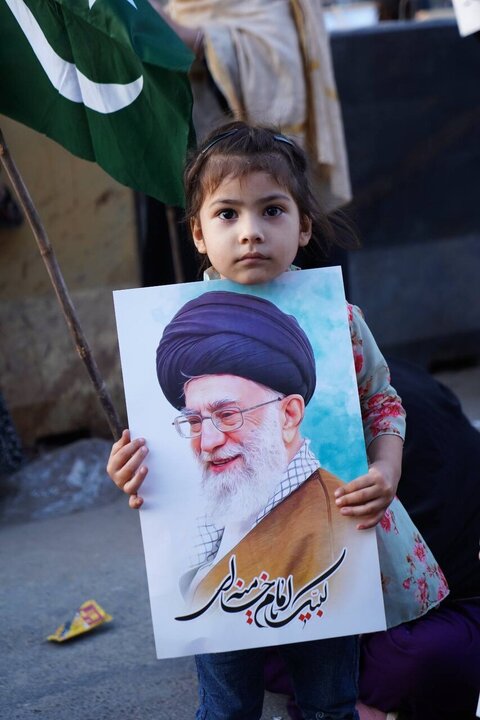 Informe fotográfico | Cientos de niños renuevan su lealtad al Imam Khamenei durante la concentración en Karachi