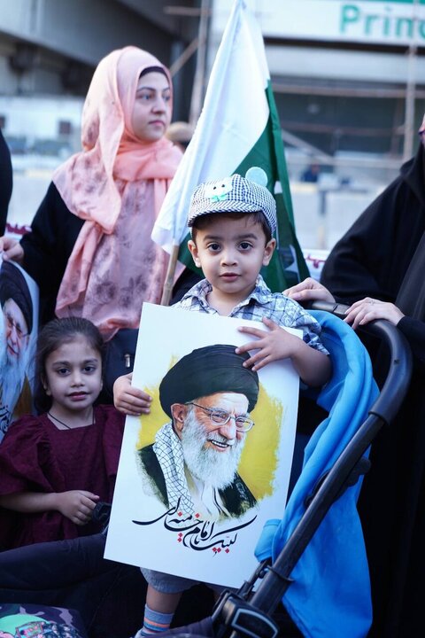 Informe fotográfico | Cientos de niños renuevan su lealtad al Imam Khamenei durante la concentración en Karachi