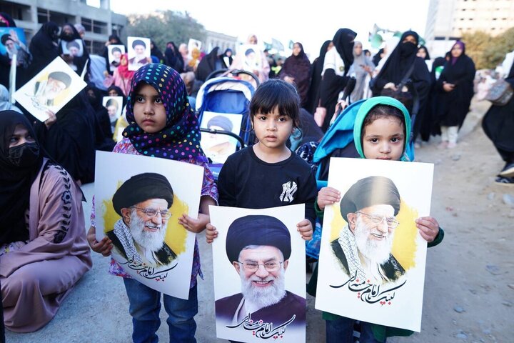 Informe fotográfico | Cientos de niños renuevan su lealtad al Imam Khamenei durante la concentración en Karachi