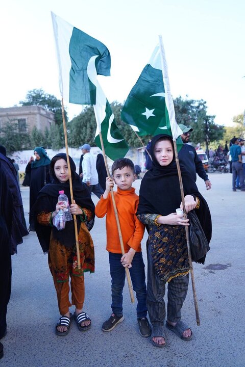 Informe fotográfico | Cientos de niños renuevan su lealtad al Imam Khamenei durante la concentración en Karachi