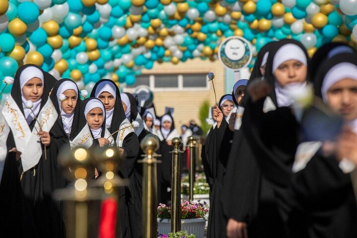 Informe fotográfico | Santuario Sagrado de al-Abbas: Más de 6.000 escolares de Karbala llegan para la octava ceremonia central de Taklīf