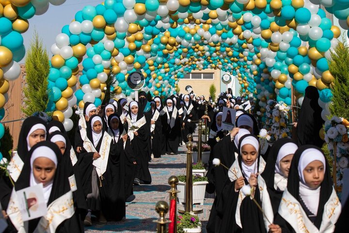 Informe fotográfico | Santuario Sagrado de al-Abbas: Más de 6.000 escolares de Karbala llegan para la octava ceremonia central de Taklīf