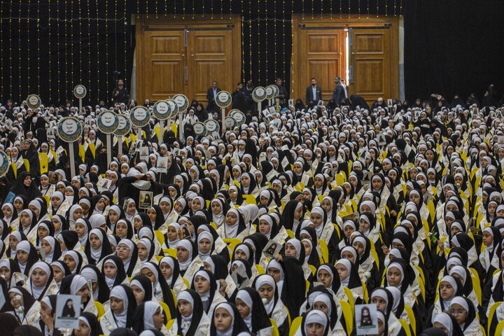 Informe fotográfico | Santuario Sagrado de al-Abbas: Más de 6.000 escolares de Karbala llegan para la octava ceremonia central de Taklīf