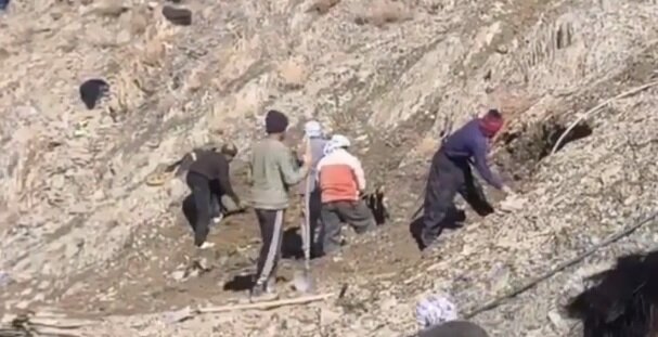 ویدیو | تلاش شیعیان استان دایکندی افغانستان برای راه‌سازی