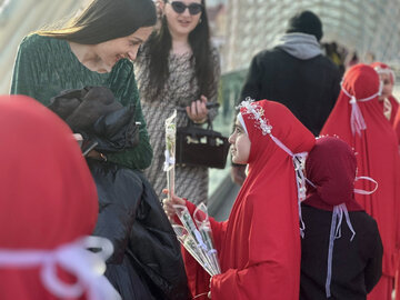 تصاویر | توزیع گل به مناسبت آغاز ماه رمضان توسط دانش‌آموزان مسجد اهل‌بیت(ع) تفلیس