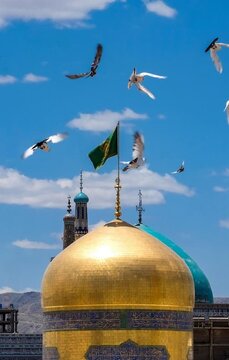 ویدیو | غبارروبی صحن مسجد گوهرشاد برای ماه مهمانی خدا، توسط جوانان