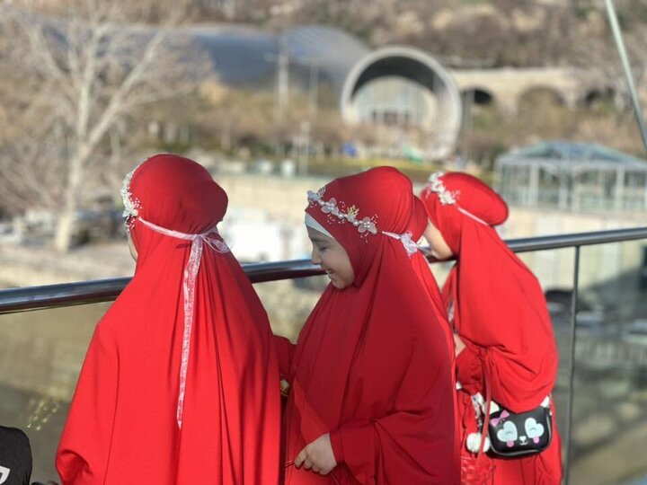 Rapora Wêneyan Belavkirina kulîlkan bi helkefta destpêka cejna Remezanê ji aliyê xwendekarên Mizgefta Ehlî Beyt li Tiflîsê