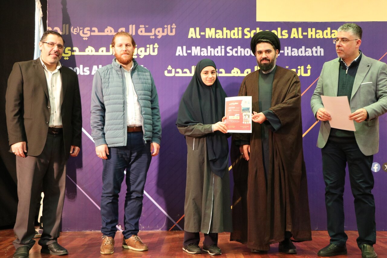 بزرگداشت سالگرد پیروزی انقلاب اسلامی در مدرسه المهدی(ع) لبنان با تجلیل از شهدا + تصاویر