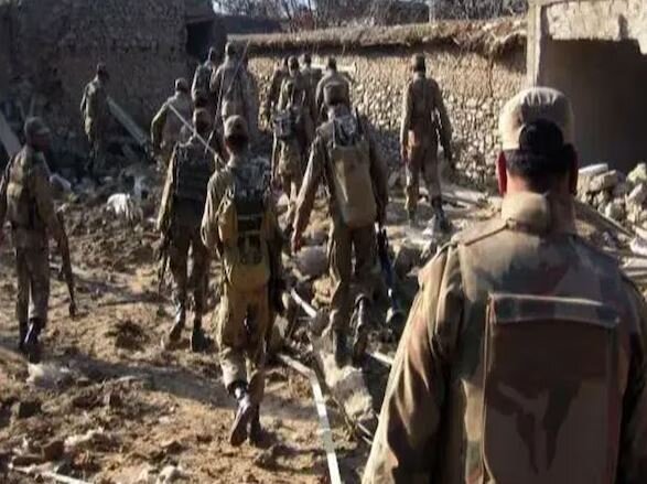 आतंकी हमलों से दहला पाकिस्तान, दसियों लोगों की मौत 