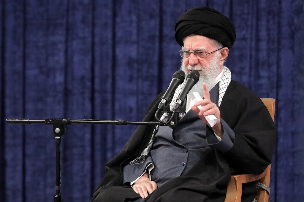 Imam Khamenei: More dangerous than American warship is weapon that can send it to bottom of sea