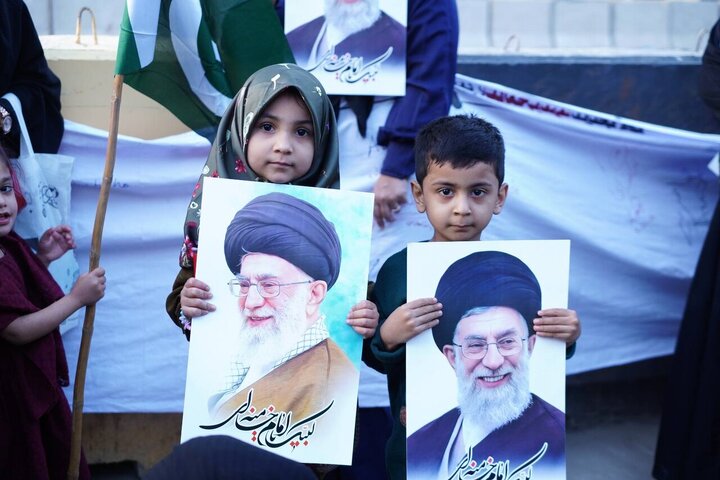 تقرير مصور/ الأطفال يشاركون في مسيرة تضامنية مع إيران في كراتشي الباكستانية