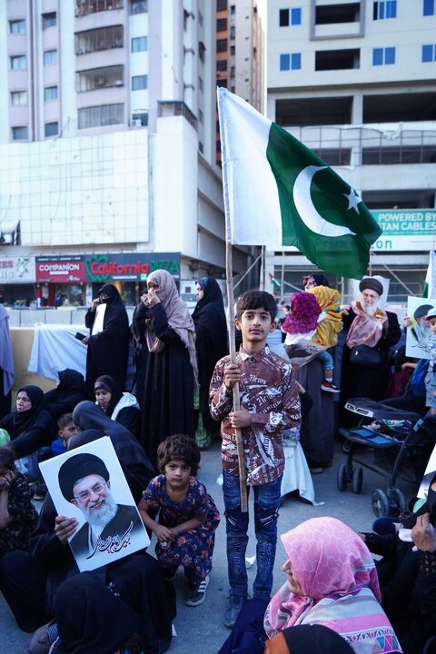 تقرير مصور/ الأطفال يشاركون في مسيرة تضامنية مع إيران في كراتشي الباكستانية